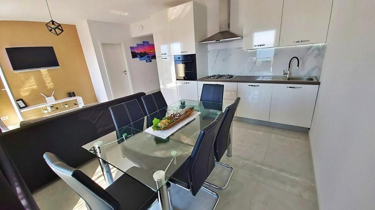 Apartments Zorica ดูเช ภายนอก รูปภาพ